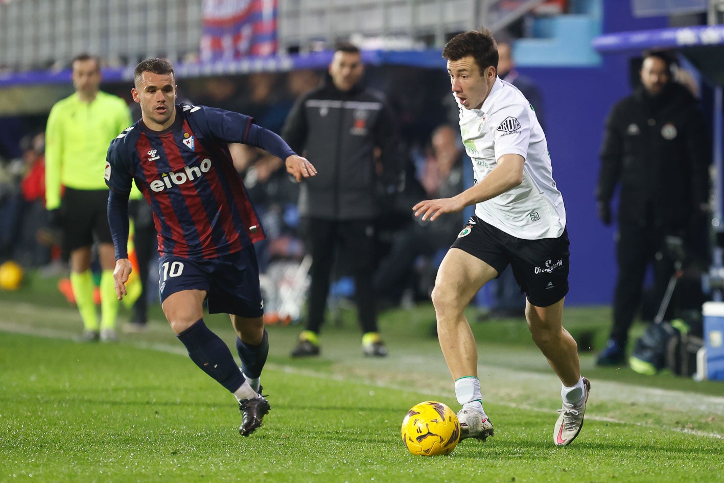 El cántabro Saúl García conduce la pelota y Aketxe lo persigue