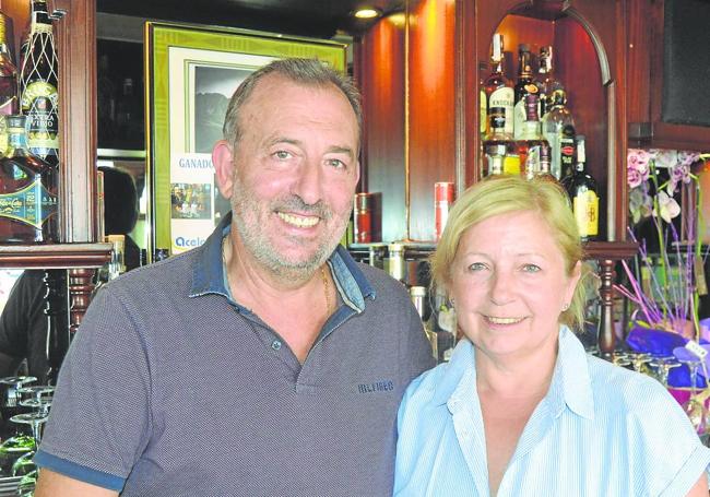 Ignacio García y Juana Mari Santander, en la barra del pub.