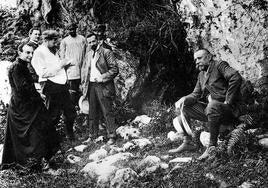 Fotografía de la visita que Alberto I de Mónaco (derecha) realizó en 1909 a la cueva de El Castillo acompañado por los arqueólogos Henri Breuil, Hugo Obermaier y Hermilio Alcalde del Río.