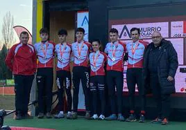 La selección cántabra y el staff técnico de la Federación, en el podio de en Amurrio.