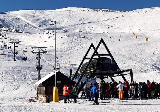 Así estaban las pistas este viernes. Arriba, Calgosa y El Chivo. Abajo, Híjar y Tres Mares. Para este sábado las previsiones meteorológicas vaticinan una buena jornada.