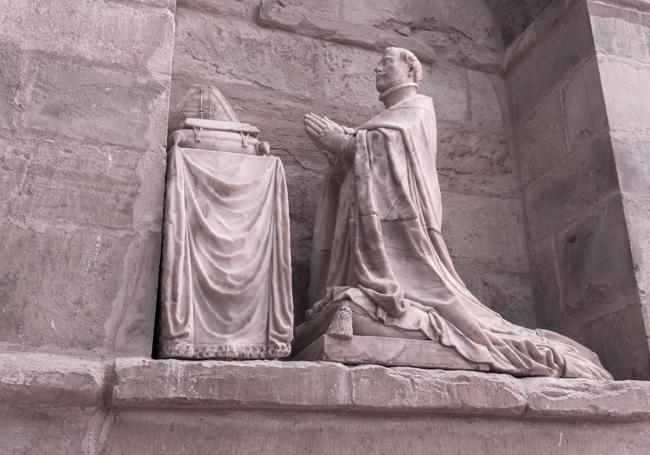 Una segunda escultura de otro de los hermanos en el interior de la capilla.