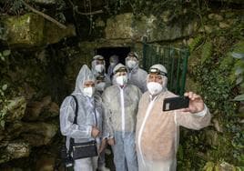 Los cinco afortunados, junto a su guía, se hacen una fotografía tras visitar la cueva original durante 37 minutos, el tiempo estipulado por los expertos.