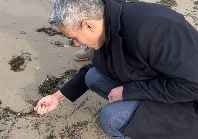 Zuloaga recolecta bolas de plçastico en San Vicente de la Barquera.