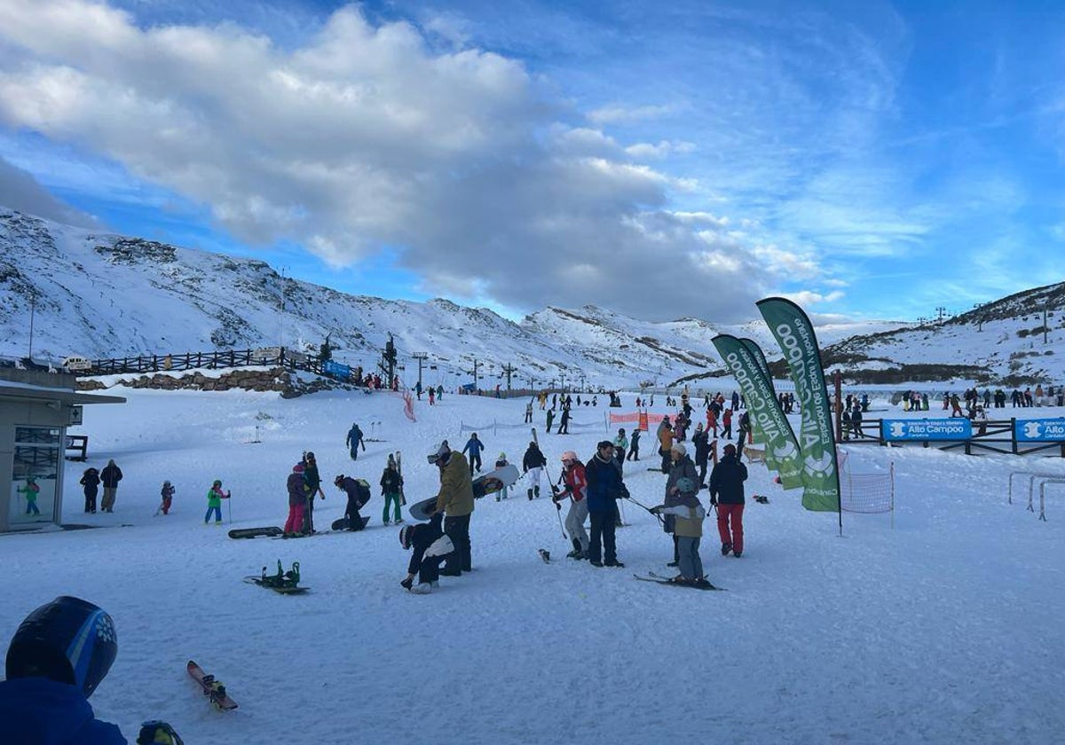 Mucha gente y suficiente nieve en el primer fin de semana de la temporada en Alto Campoo