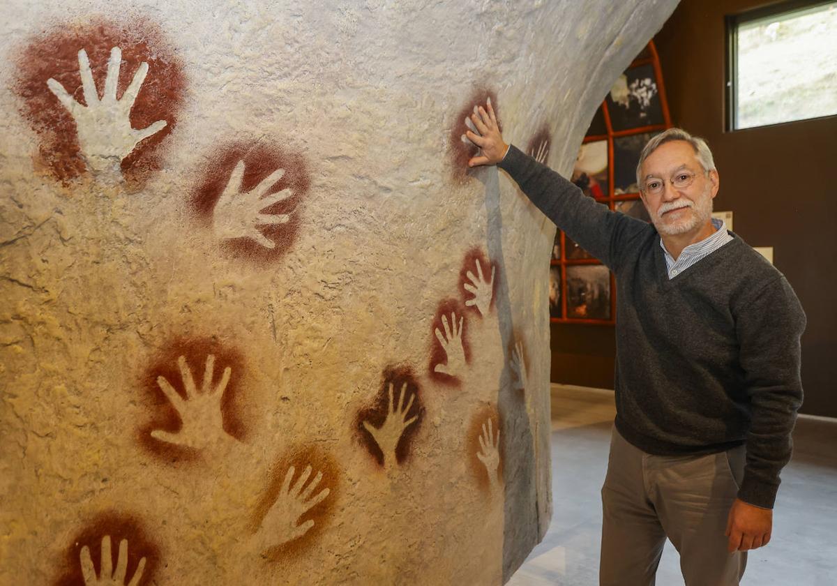 Roberto Ontañón, director del Mupac, posa en la tercera sala del espacio museográfico del CAR, en la instalación 'Tu mano, tu compromiso'.