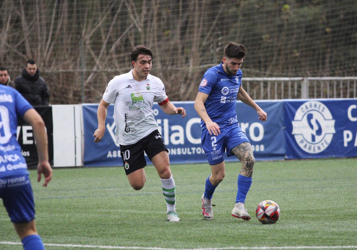 Dani González, del Rayo, junto a un rival del Ourense.