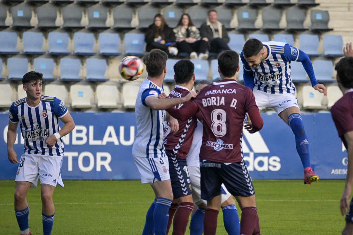 Javi Delgado remata de cabeza el balón.