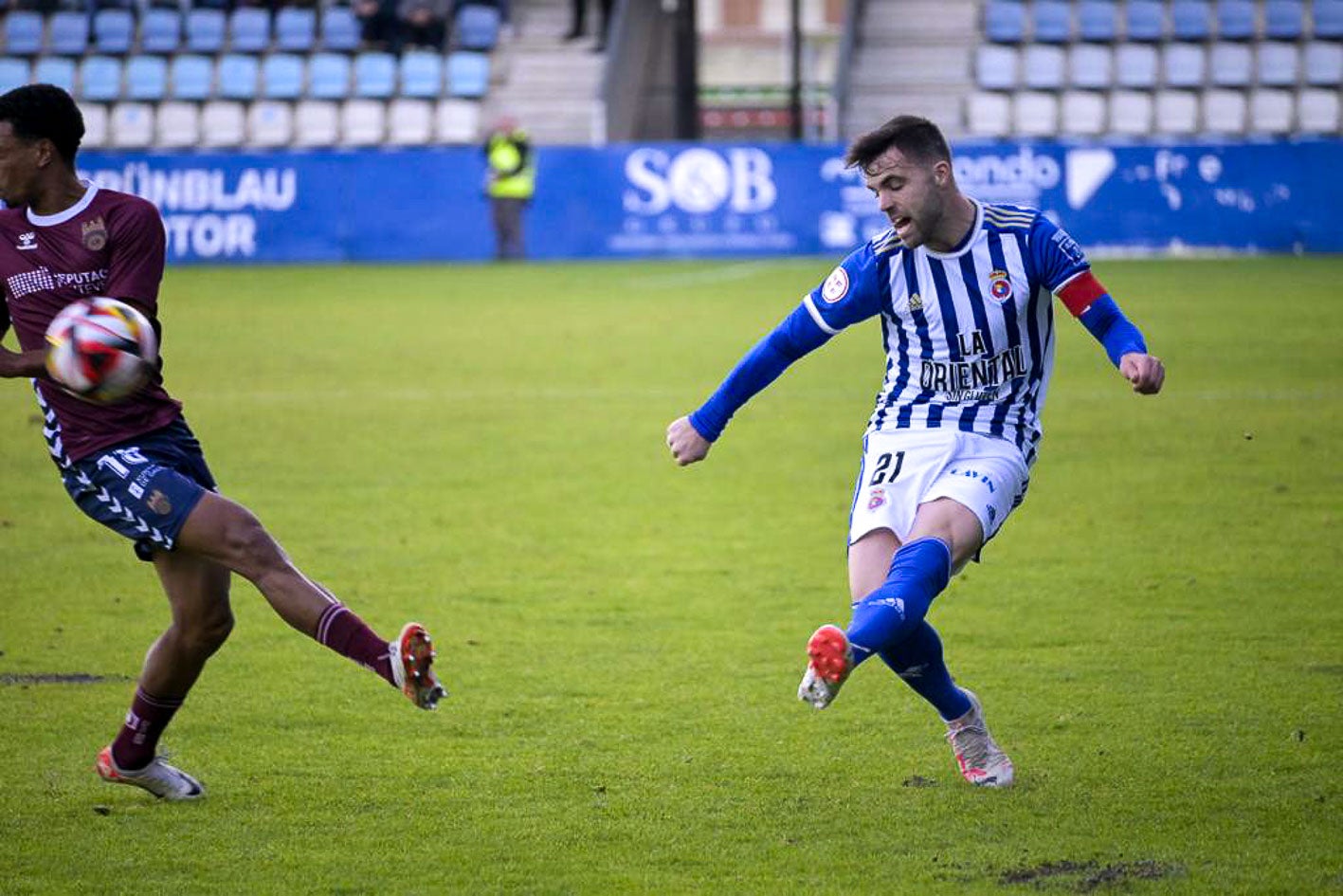 Alberto Delgado, el capitán de la Gimnástica, sirve un balón.