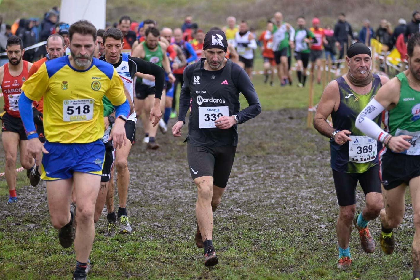 Fernando Gómez (518), en primer término, en la carrera.