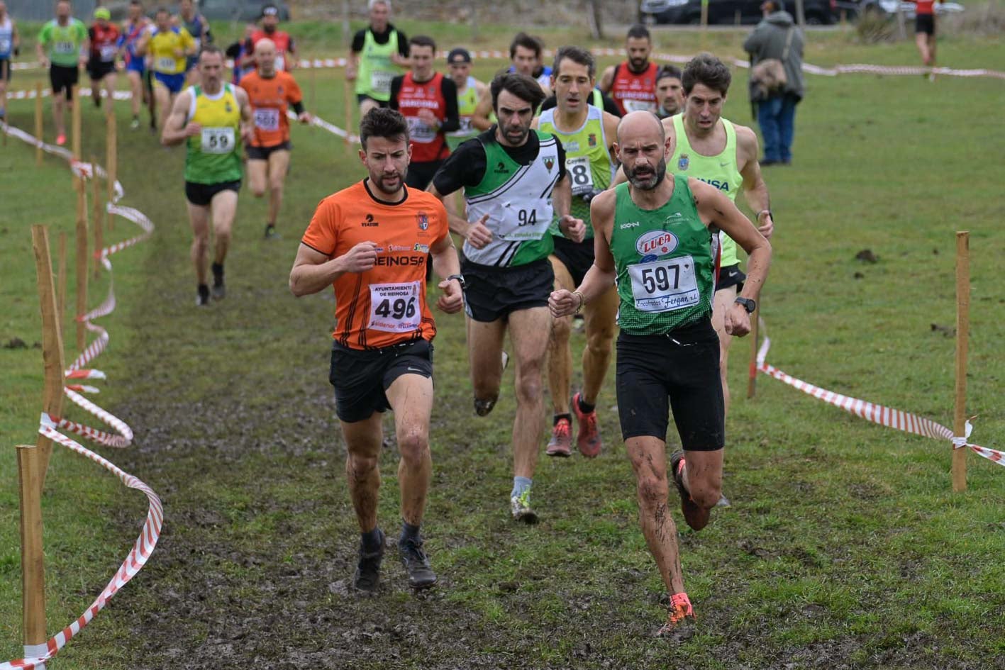 Alberto Herrera (597) y Alberto Escalante (496), en el transcurso del cross de Reinosa. 