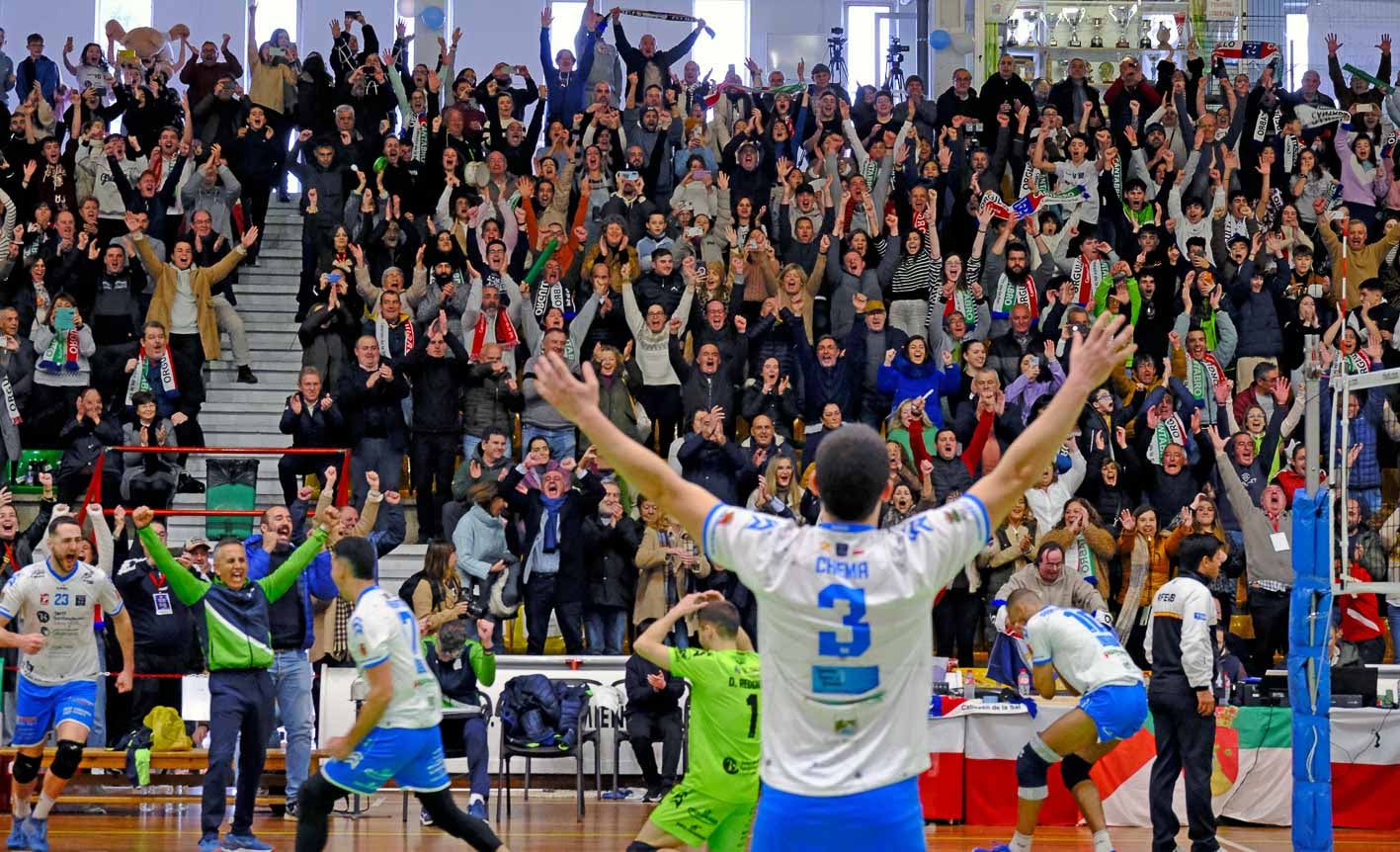 El final del partido desató el delirio en el Matilde de la Torre.