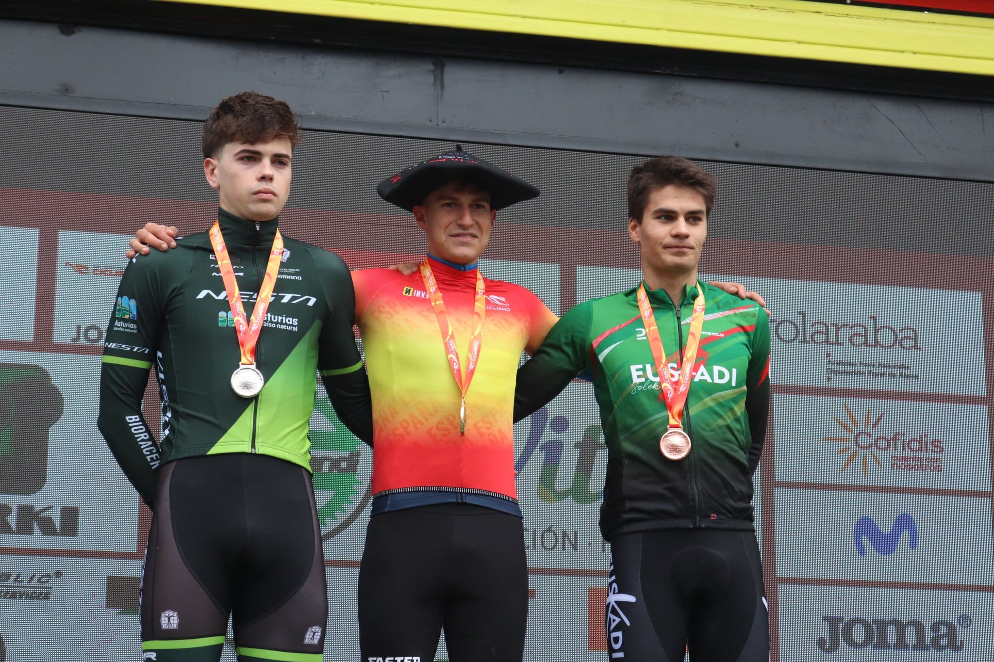 Alain Suárez, a la izquierda de la fotografía, con la medalla de plata.