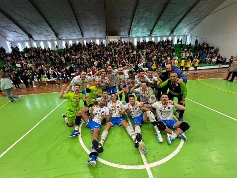 Los jugadores del Textil celebran el título en la pista del Matilde de la Torre.