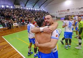 Fran Calzón abraza a Javi Vegatras la final de la Copa del Príncipe en el Matilde de la Torre.