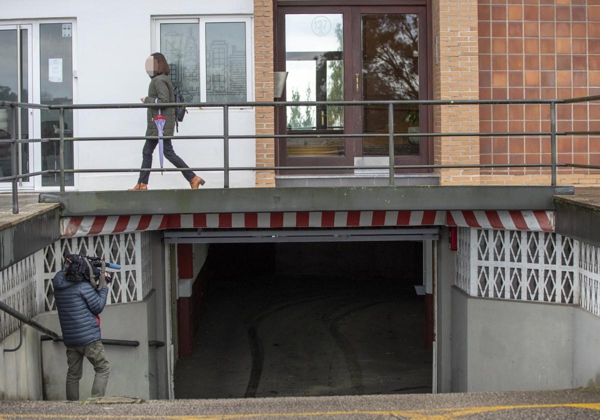 Entrada del garaje en el que apareció, dentro de un coche, el cuerpo sin vida de Javier Borrás.