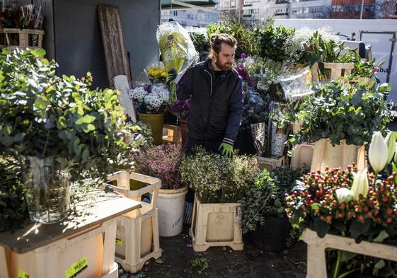 Trabajador de una floristería, uno de los sectores que se podrá ver beneficiado por el cambio.