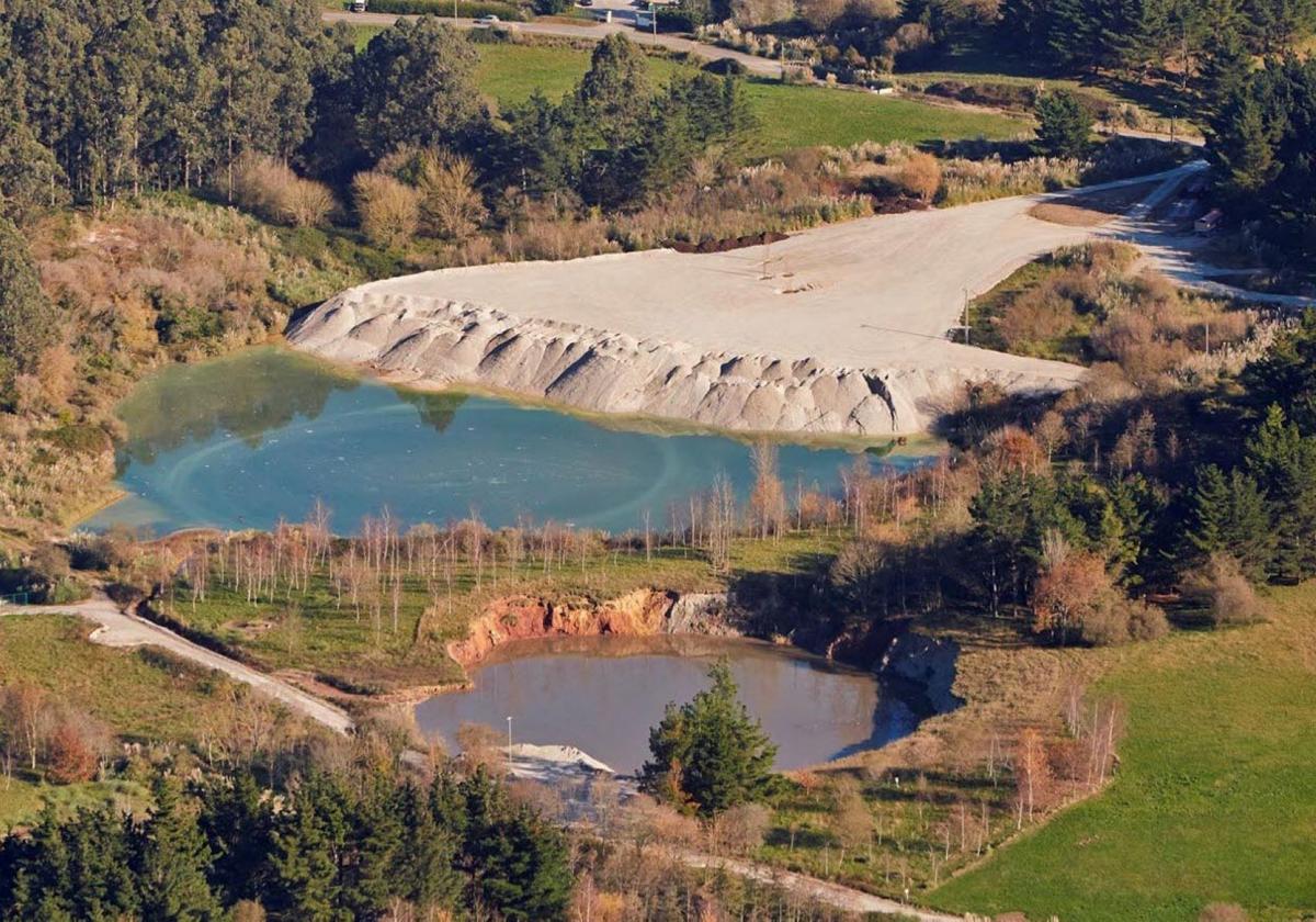 Cráteres salinos empleados por Solvay, rehabilitados medioambientalmente en Polanco. El depósito se haría en zona sin regenerar.