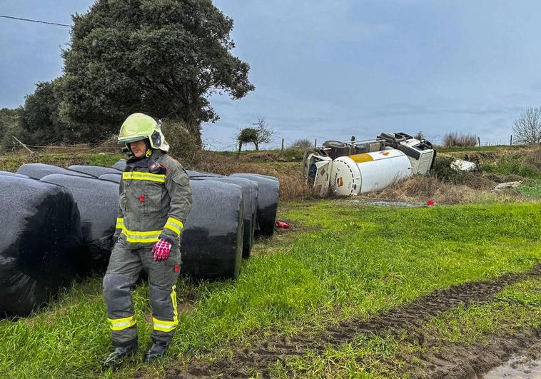 Sin heridos ni fuga tras el vuelco de un camión cisterna cargado con 3.500 litros de gas propano en Trasierra