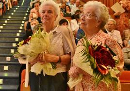 Carmen Pérez-Rasilla (derecha), junto a su hermana Eva.