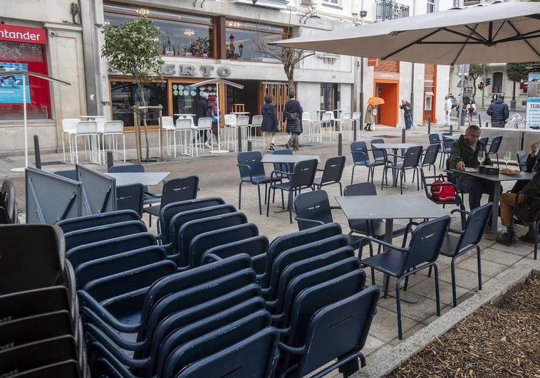 La terraza del Bar del Puerto, que se encuentra en la zona de Puertochico, en Santander.