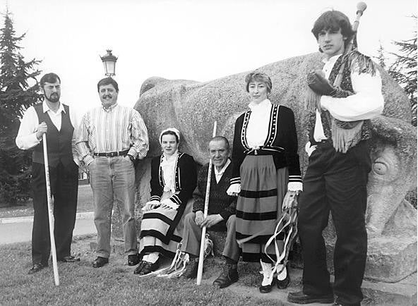 1997. Presentación del proyecto de folclore cántabros con Emilio Casal, Ana María García, Arancha Becerril, ' El Malvís de Tanos', Nicolas Junco y Eduardo Corrales