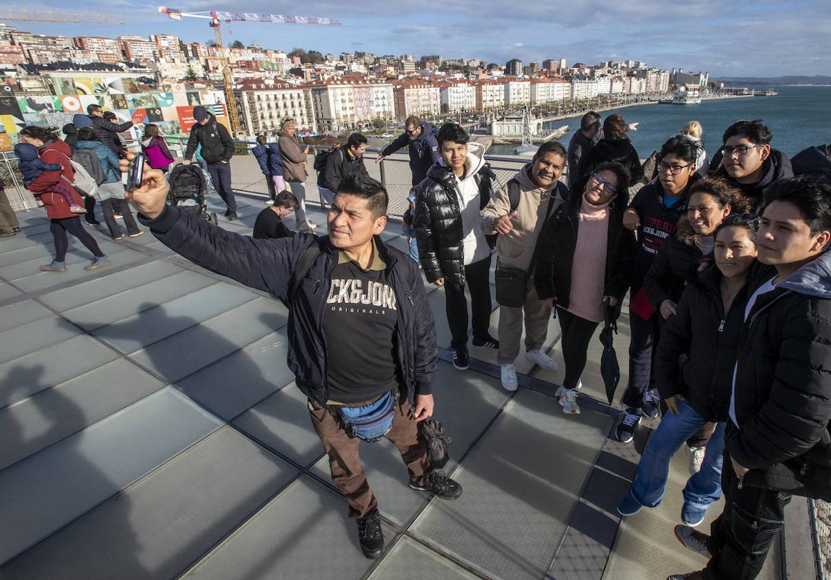 Turistas fotografiándose en el mirador del Centro Botín durante el pasado puente de la Constitución.