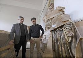 El párroco de Comillas, Antonio Gutiérrez, y el presidente de la Saicc, Isaac Gutiérrez, observan los retablos en el Seminario Mayor.