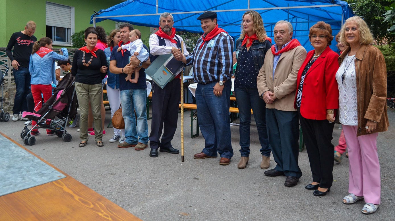 Lectura del pregón a cargo de Revuelta, en 2013 , en las fiestas de San Cipriano de Cartes.