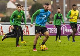 Roko Baturina, de verdiblanco este martes en su primer entrenamiento tras el regreso a La Albericia