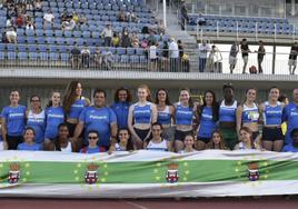 Atletas y entrenadores del Piélagos posan en el estadio Corona de Aragón el pasado mes de junio.