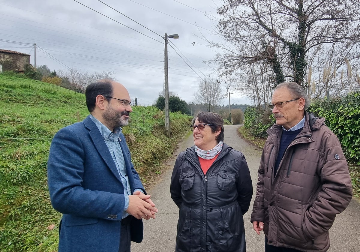 El concejal de Obras (izquierda) conversa con representantes de los vecinos.