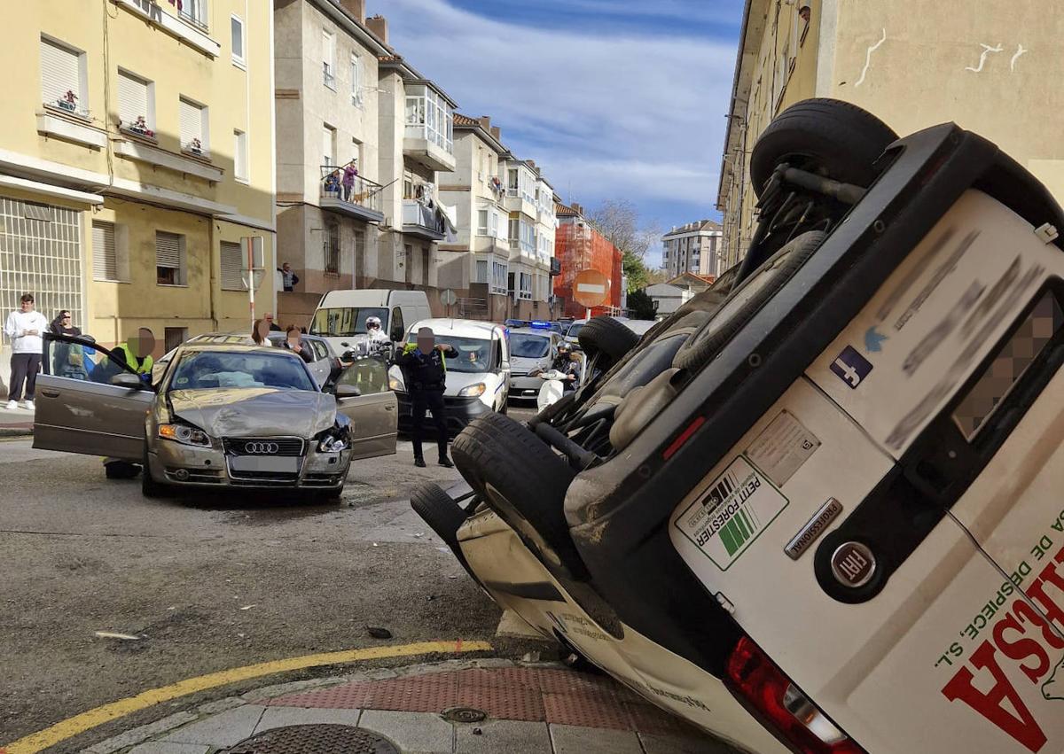 Imagen secundaria 1 - El accidente ha provocado un gran revuelo en el barrio.