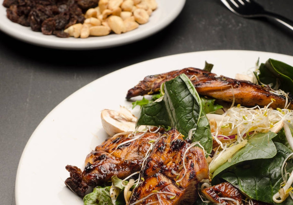 Esta ensalada funciona a la perfección como plato único, como acompañamiento o de entrante.