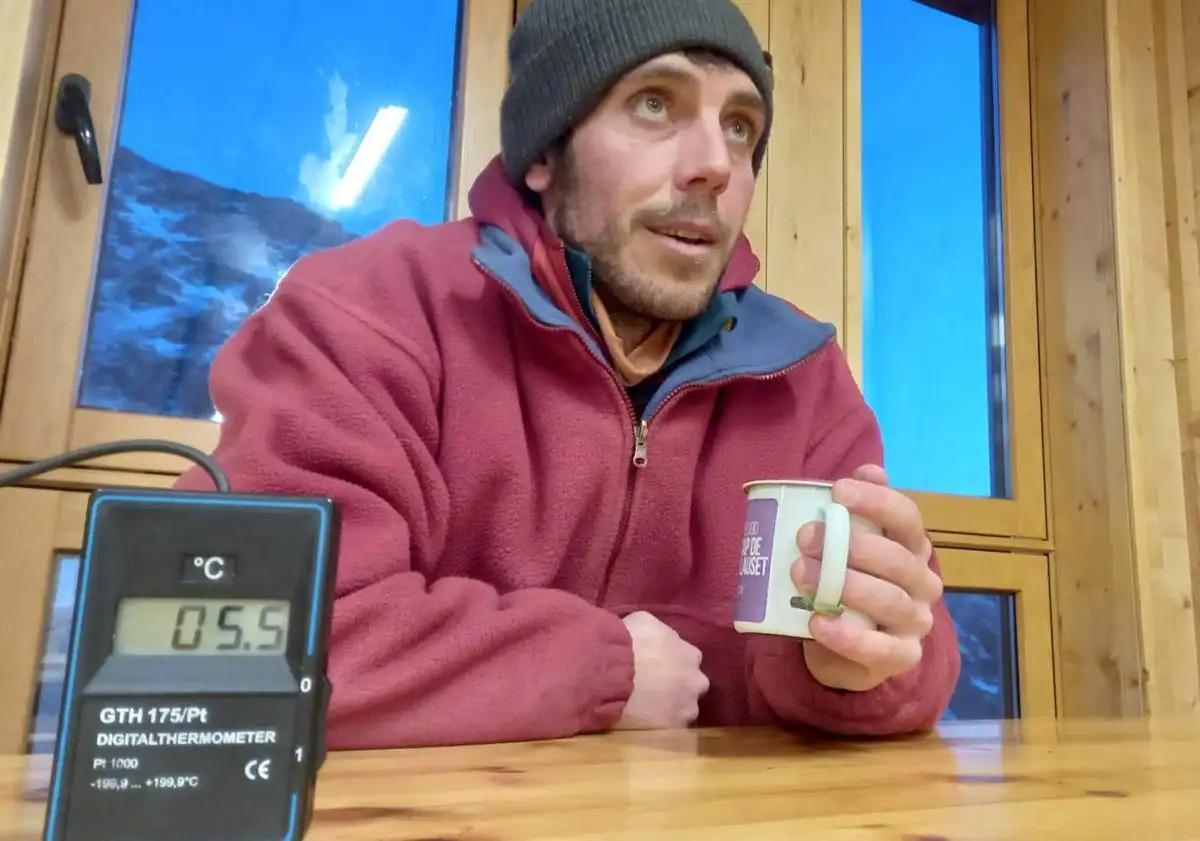 Imagen principal - Así vive este frío invierno el guarda de un refugio de los Pirineos