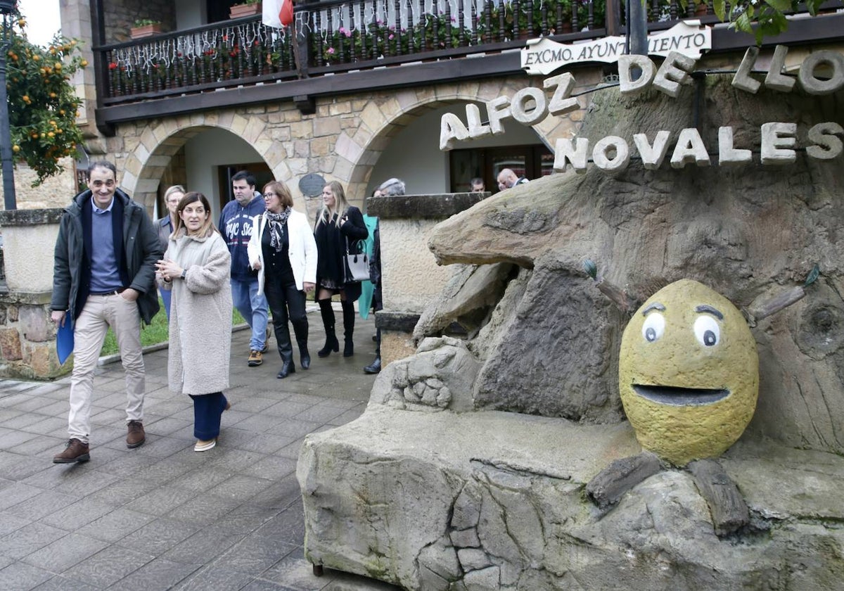 El alcalde y la presidenta del Gobierno de Cantabria en el pueblo de Novales.