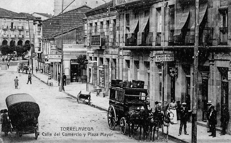 La calle del Comercio, hoy José María Pereda; al fondo, la Plaza Mayor, en una fotografía antigua. 