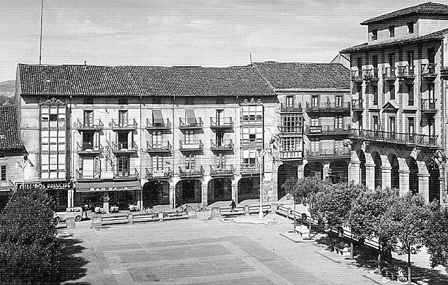 Fotografía antigua de la Plaza Mayor, con el Bar Saja al fondo.