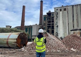 Labores de derribo en el área de cogeneración de Sniace.