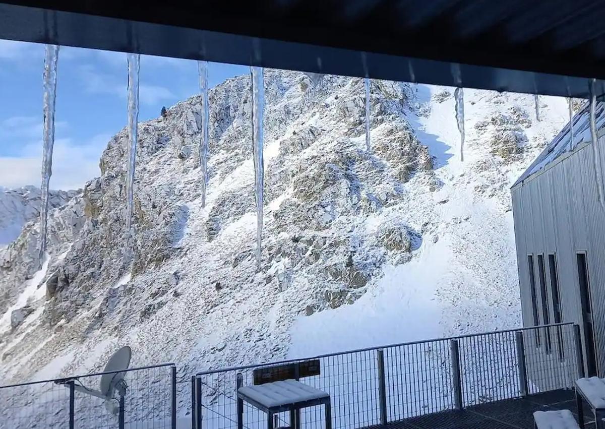 Imagen secundaria 1 - La nieve acumulada es importante en el exterior del refugio y el frío crea unos carámbanos hasta en la puerta.