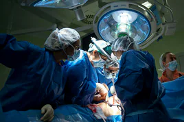 Un equipo de cirujanos durante una operación de trasplante de pulmón