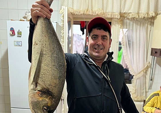 Abraham Arqués muestra la dorada de 7 kilos y 100 gramos.