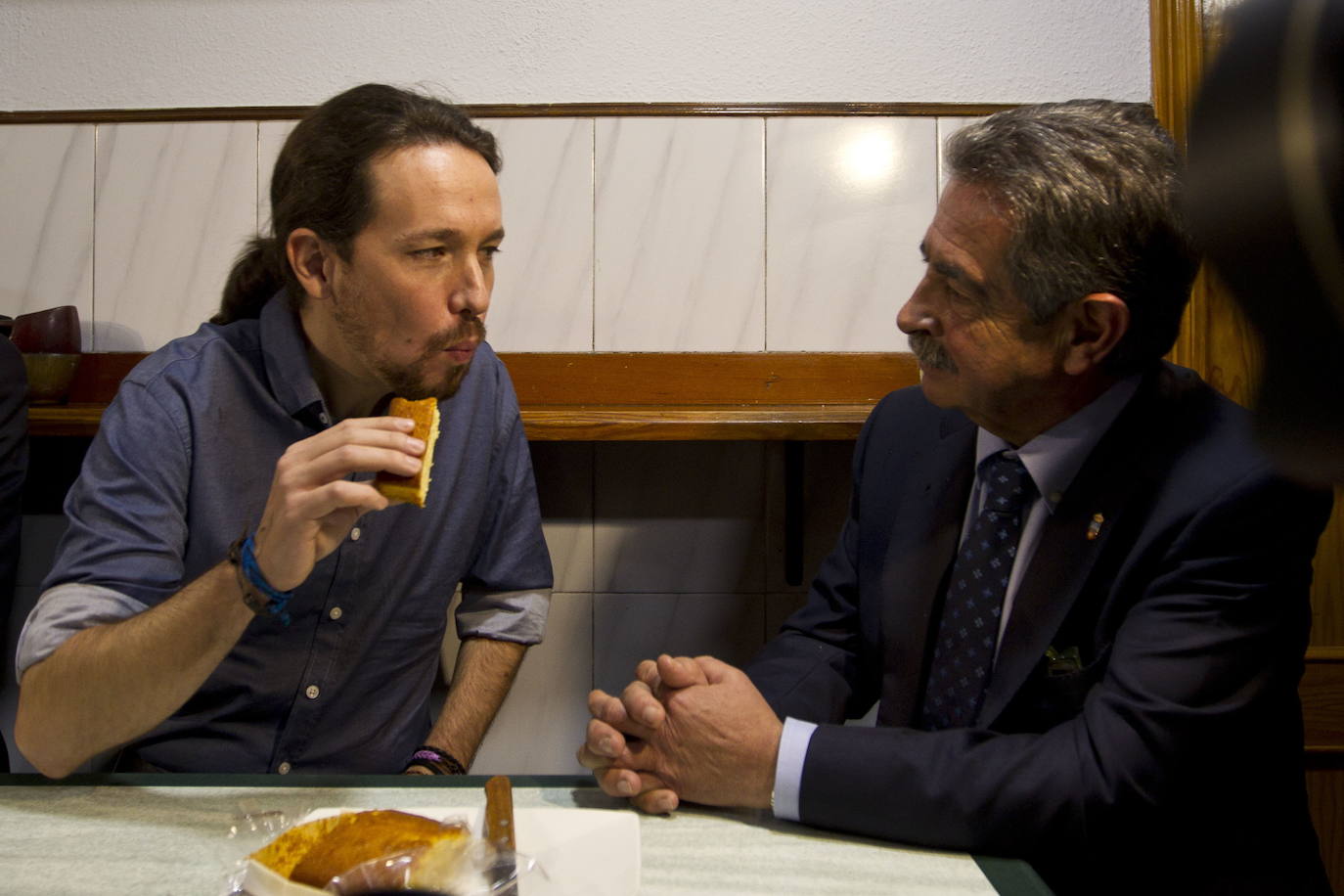 Pablo Iglesias visitó Santander en diciembre de 2015, durante la campaña electoral de las Generales, y Miguel Ángel Revilla le invitó a desayunar sobaos en Peña Herbosa.