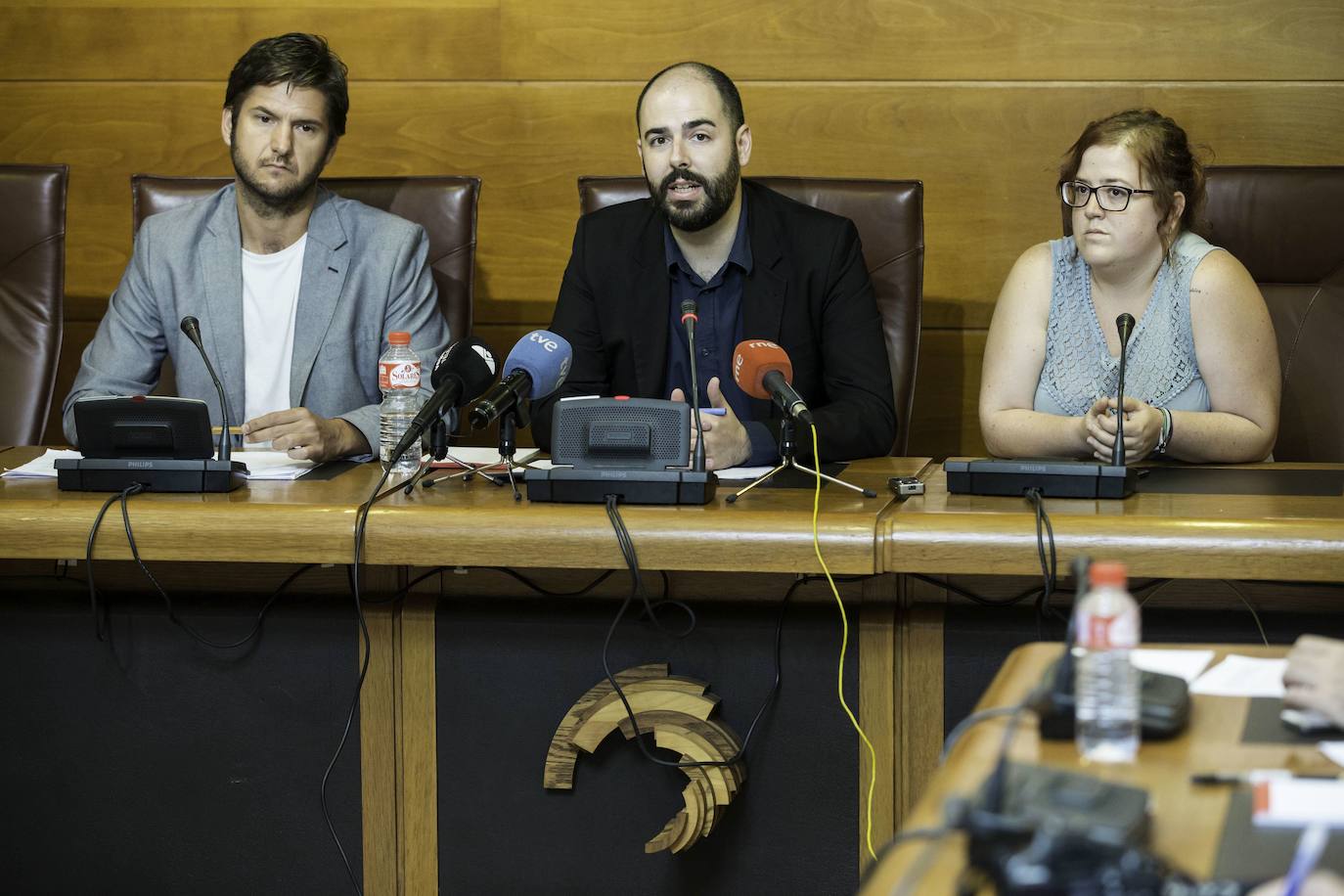 El secretario general de Podemos Cantabria en 2016, Julio Revuelta, en el centro, junto a otros miembros de la dirección, Alberto Gavín y Verónica Ordóñez.