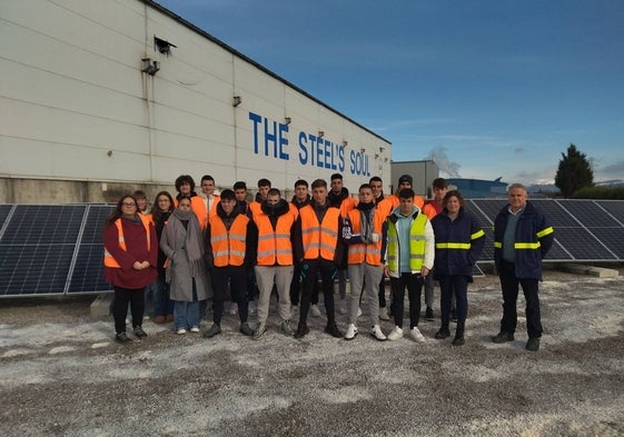 Los grupos del IES Montesclaros en la planta fotovoltaica de Global Metwire Injection, en Reinosa.