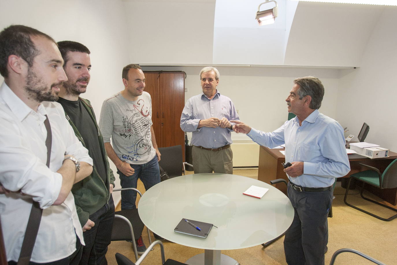 El bipartito PRC-PSOE necesitó a Podemos para gobernar en la legislatura 2015-2019. En la imagen, una de las reuniones negociadoras de los votos para la investidura: Óscar Manteca, Marcos Martínez, José Ramón Blanco, Rafael de la Sierra y Miguel Ángel Revilla en junio de 2015.