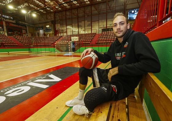 Fernando Sierra posa en el pabellón Vicente Trueba antes de una sesión de entrenamiento con el Grupo Alega Cantabria.