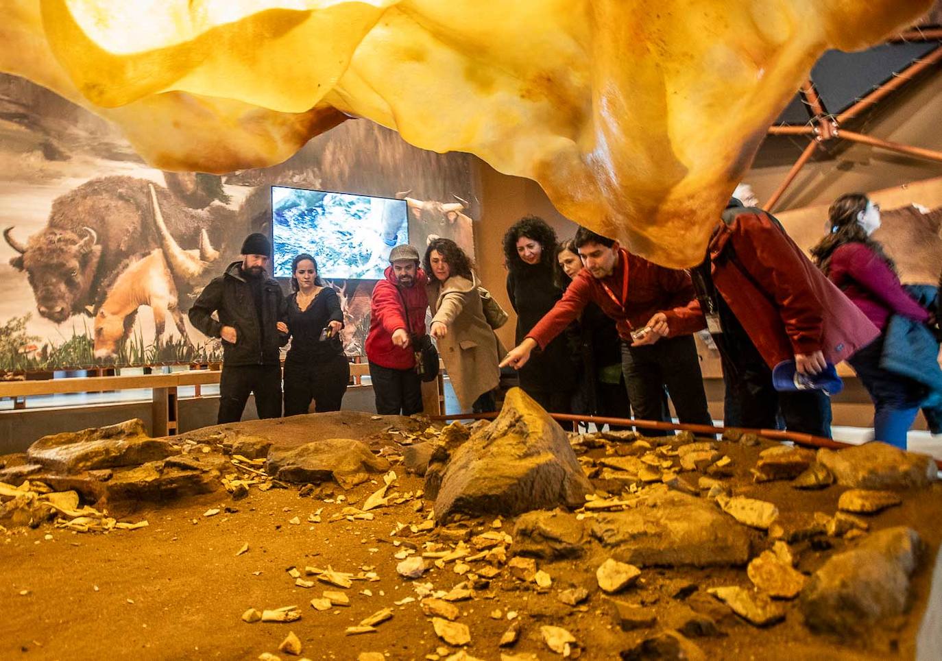 «Es muy interesante, muy didáctico, y la representación de la cueva es espectacular. La primera impresión es buenísima», explicaba este viernes uno de los primeros visitantes a la exposición. 