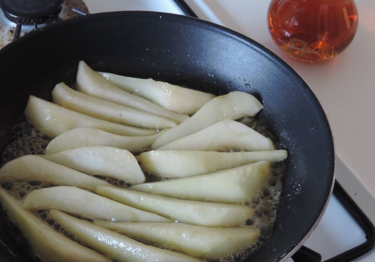 Unas peras confitadas nos sirven para un postre original.