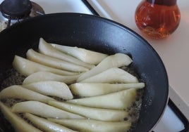 Unas peras confitadas nos sirven para un postre original.